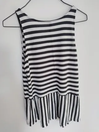 Camiseta de rayas blancas y negras