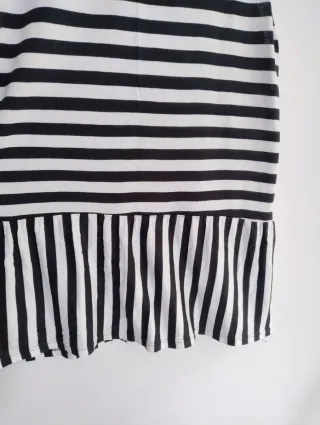 Camiseta de rayas blancas y negras