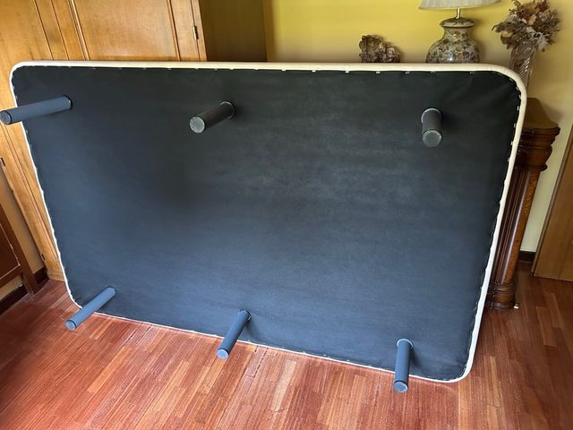 Base tapizada polipiel con patas