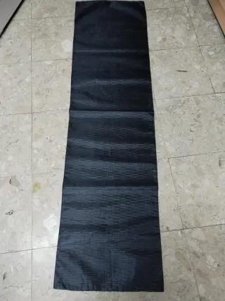 Centro de mesa preto com etiqueta