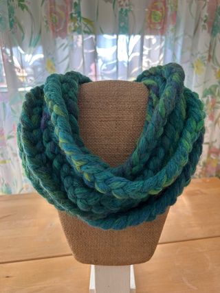 Sciarpa/collana fatta a mano in misto lana