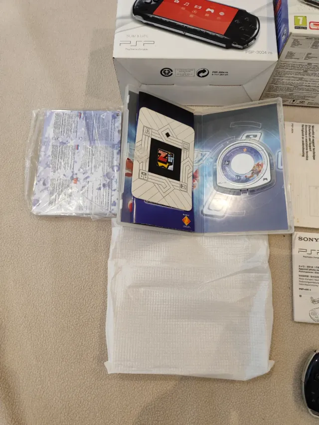 PSP Slim & Lite Invizimals Piano Black