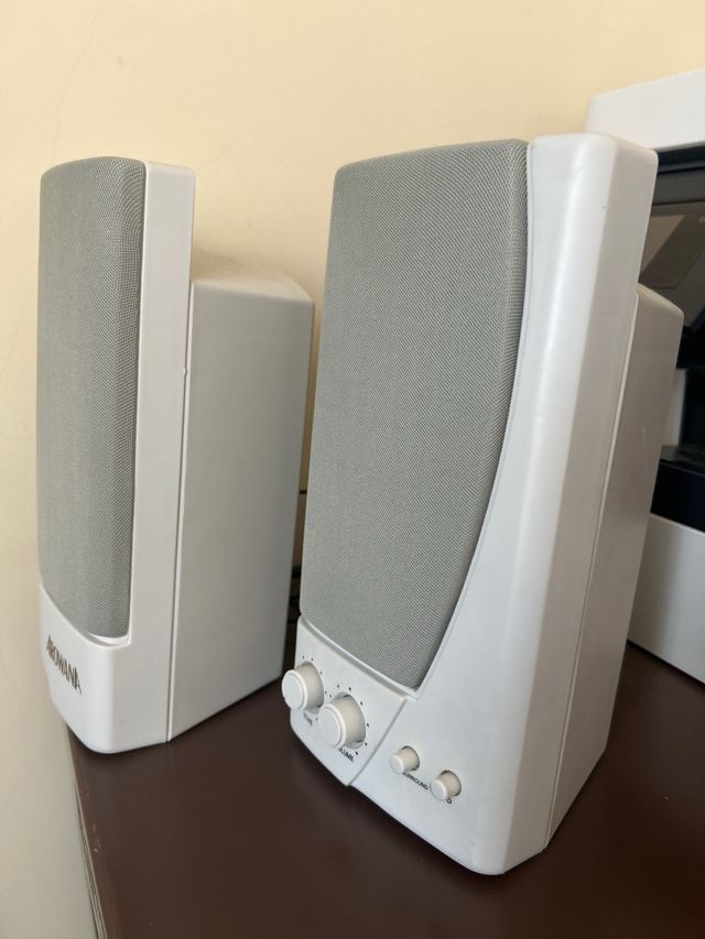 Altavoces Arowana Blancos y Grises