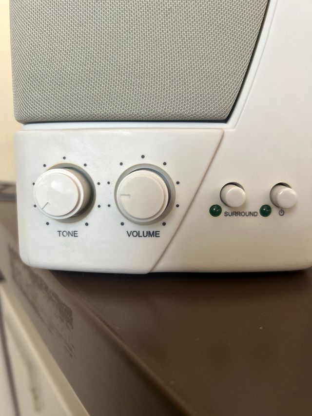 Altavoces Arowana Blancos y Grises