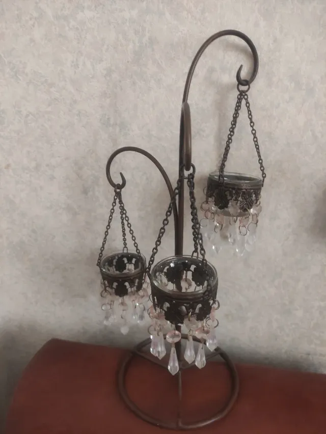 Candelabro de metal y cristal