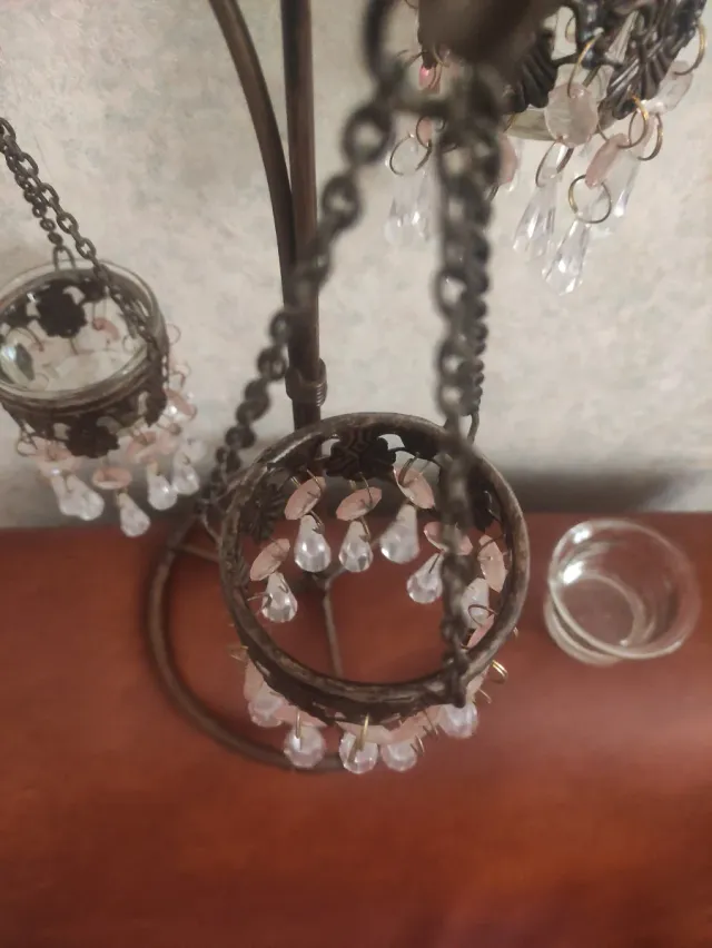 Candelabro de metal y cristal