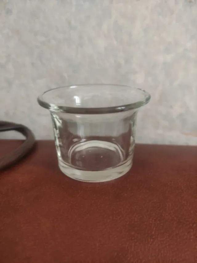 Candelabro de metal y cristal