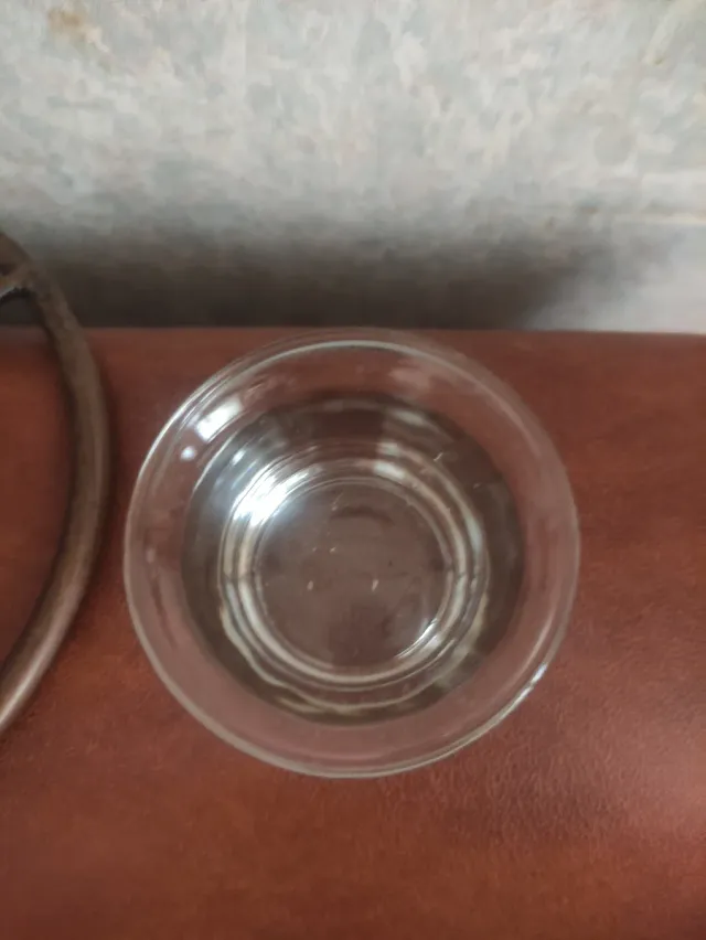 Candelabro de metal y cristal