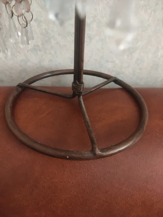 Candelabro de metal y cristal