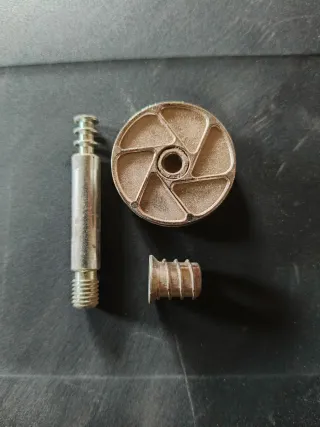 Tornillos y excéntricas para muebles