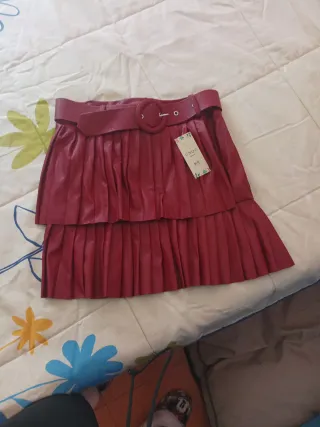 Falda corta de piel roja