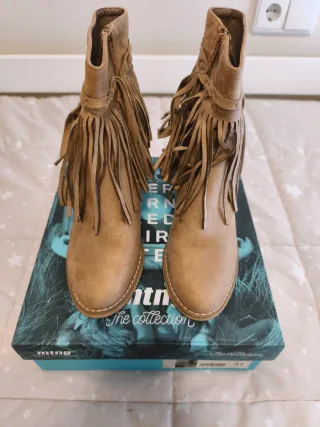 Botas camperas beige con flecos talla 37