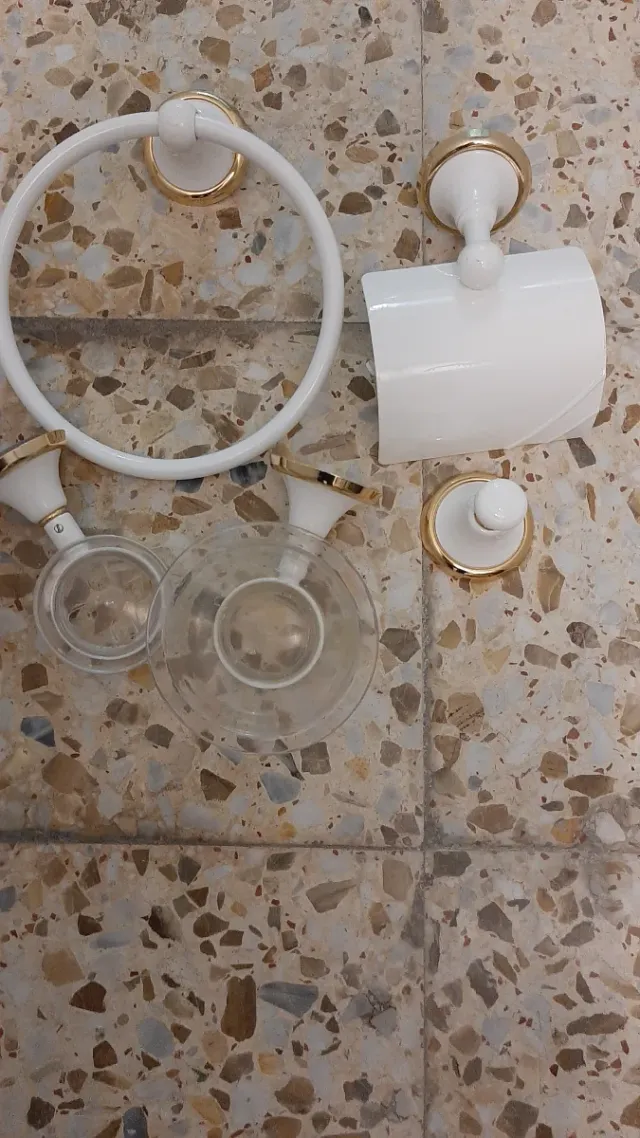 Juego accesorios baño dorado y blanco