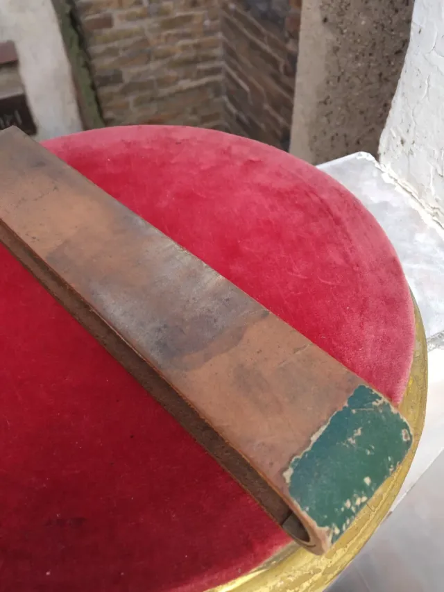 Afiador antigo, lâminas e facas, cabo de madeira