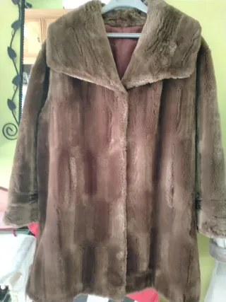 Abrigo piel sintética marrón talla única