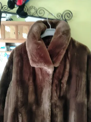 Abrigo piel sintética marrón talla única