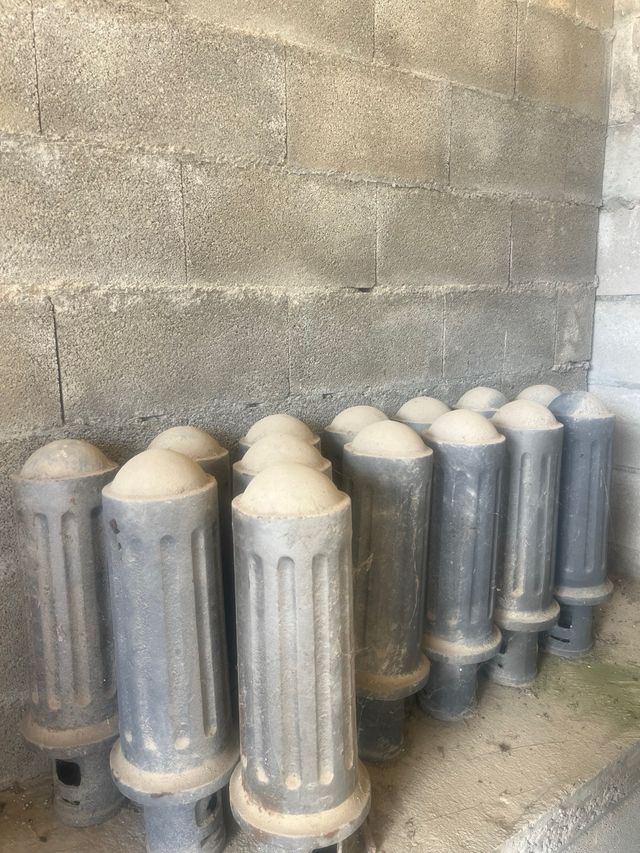 se venden 14 bolardos de hierro fundido
