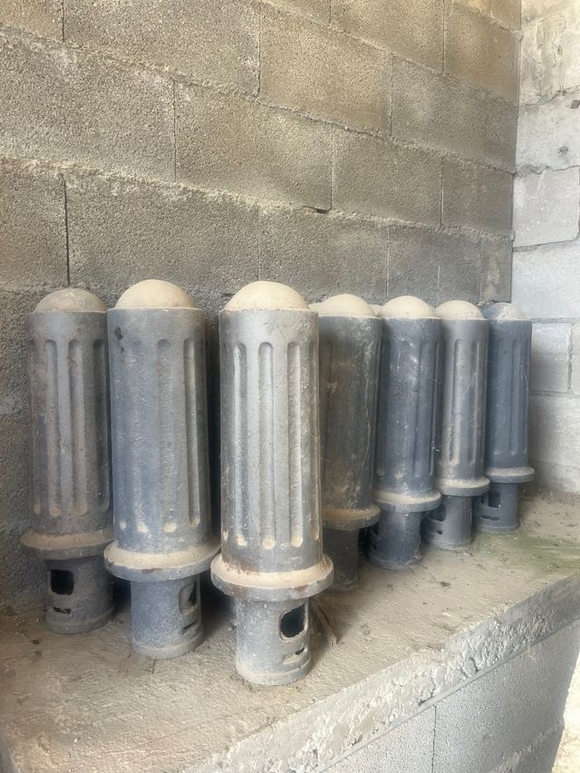 se venden 14 bolardos de hierro fundido