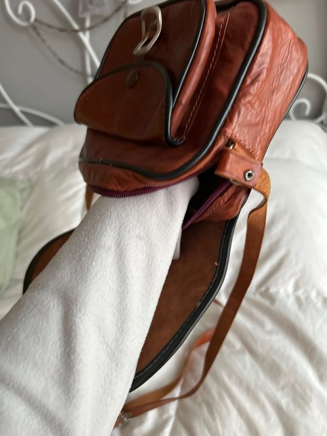 Bolso de cuero marrón artesanal