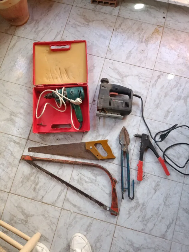 Kit herramientas antiguas: taladro, sierra, alicat