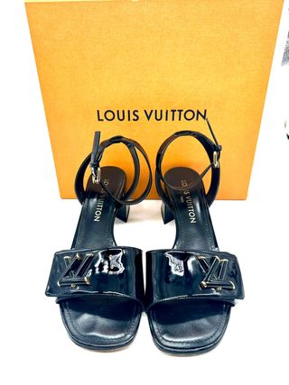 Sandalias Louis Vuitton Negras Charol Logo Dorado