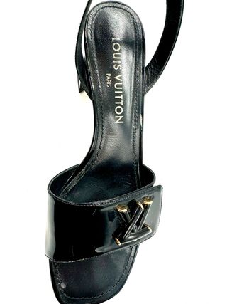 Sandalias Louis Vuitton Negras Charol Logo Dorado