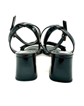 Sandalias Louis Vuitton Negras Charol Logo Dorado