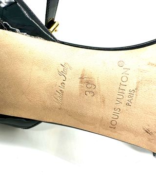 Sandalias Louis Vuitton Negras Charol Logo Dorado