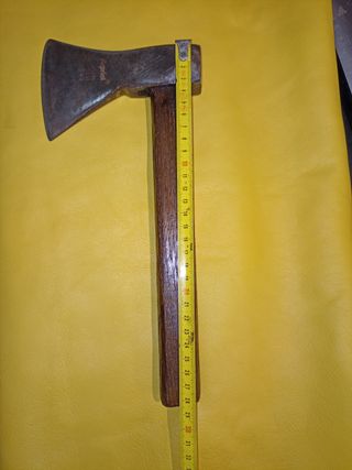 Ascia con manico in legno