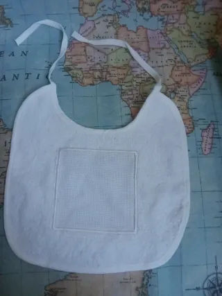 Babero blanco para bordar.