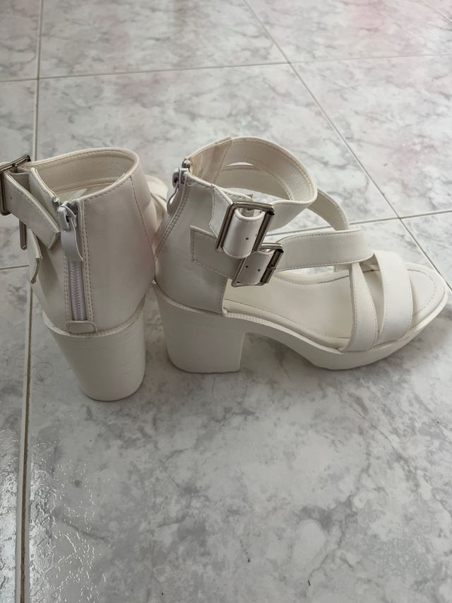Sandalias blancas Shein tacón piel