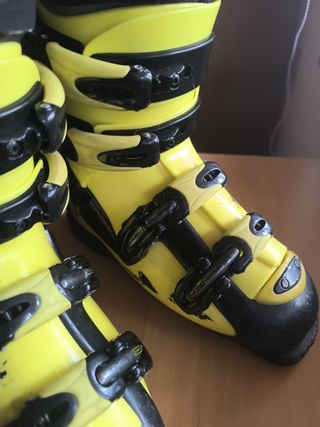 Botas de esquí Rossignol amarillas y negras