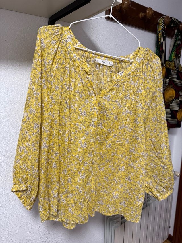 Blusa amarilla floral manga ancha