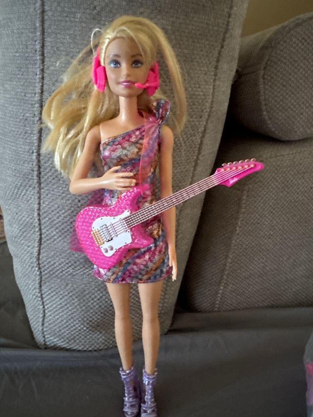 Barbie Cantante Vestido Brillante con guitarra