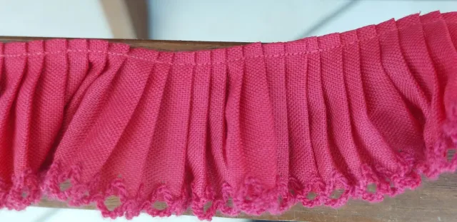 Plisado con punta bordada fucsia