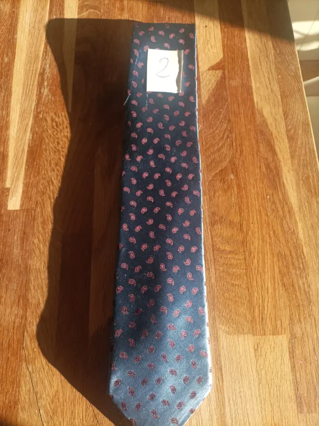 Corbata azul con estampado paisley rojo