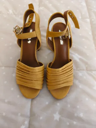 Sandalias tacón amarillas