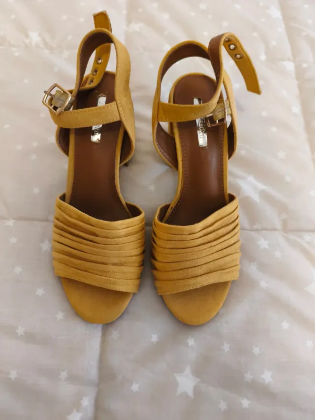 Sandalias tacón amarillas