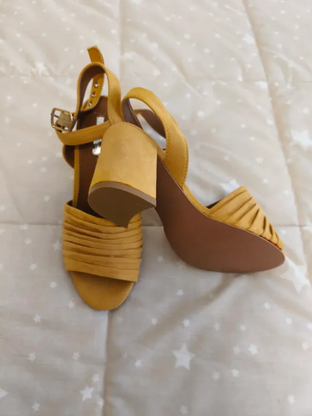Sandalias tacón amarillas