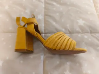 Sandalias tacón amarillas
