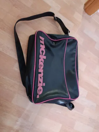 Mochila McKenzie Negra y Rosa con algo de desgaste