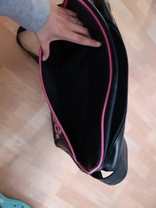 Mochila McKenzie Negra y Rosa con algo de desgaste