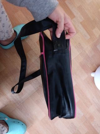 Mochila McKenzie Negra y Rosa con algo de desgaste