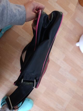 Mochila McKenzie Negra y Rosa con algo de desgaste