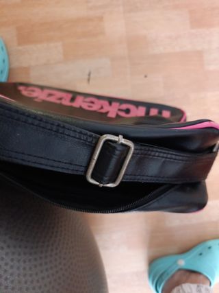 Mochila McKenzie Negra y Rosa con algo de desgaste