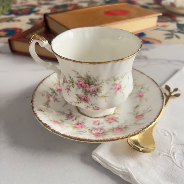 Romántica taza y plato de porcelana Paragon.