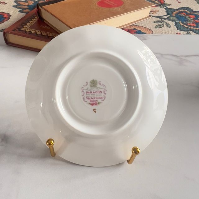 Romántica taza y plato de porcelana Paragon.