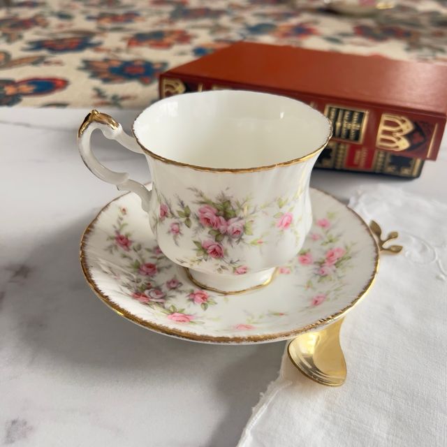 Romántica taza y plato de porcelana Paragon.