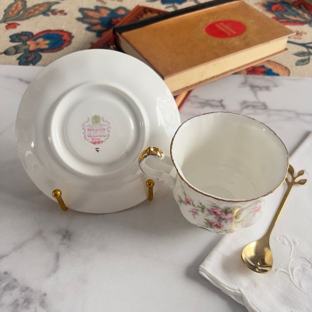 Romántica taza y plato de porcelana Paragon.