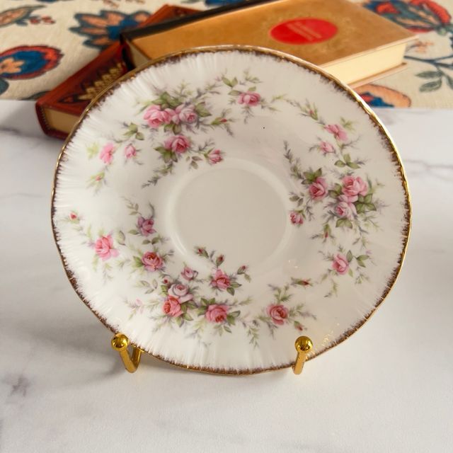 Romántica taza y plato de porcelana Paragon.